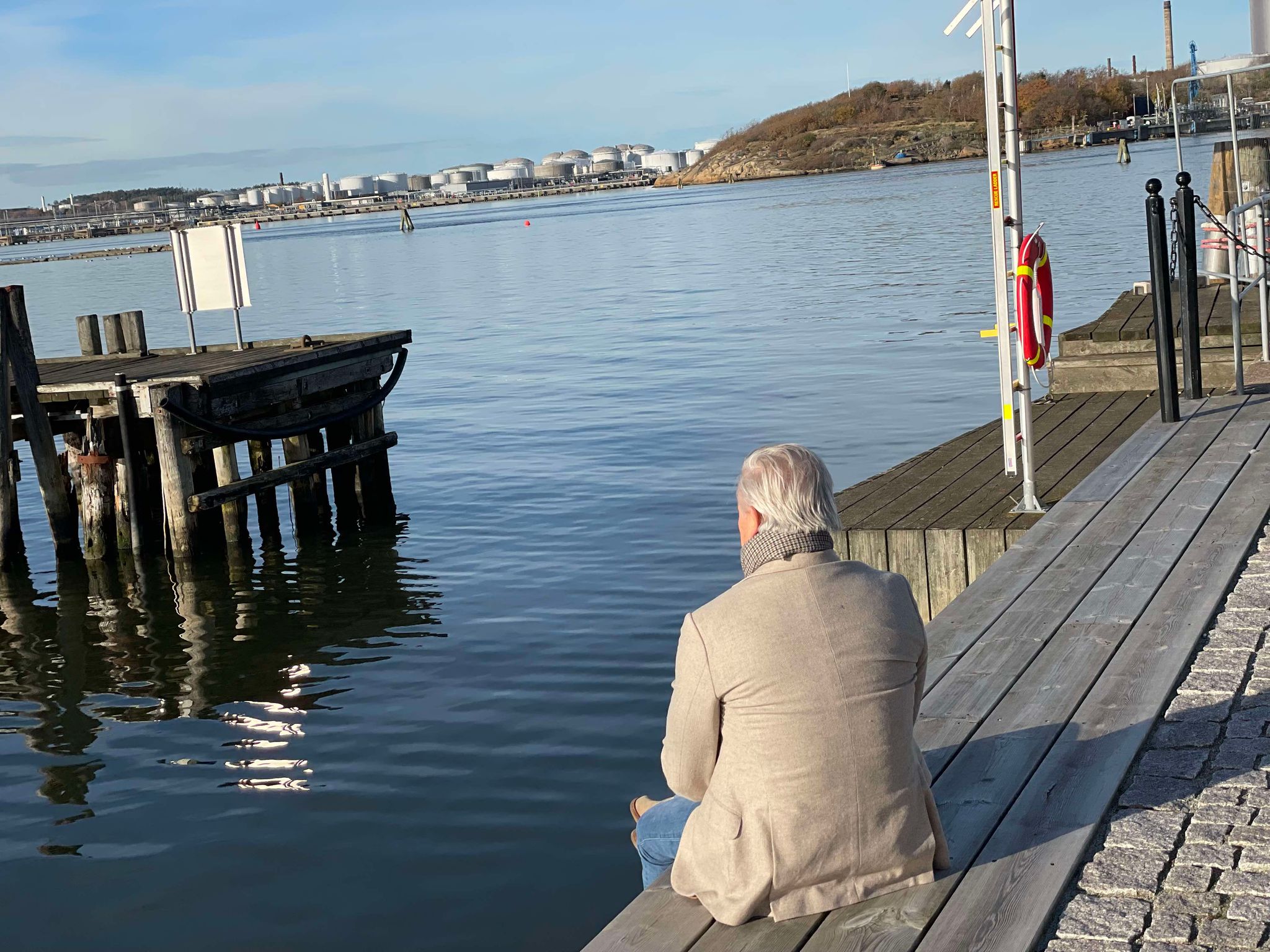 Man sitter och tittar ut över vattnet 